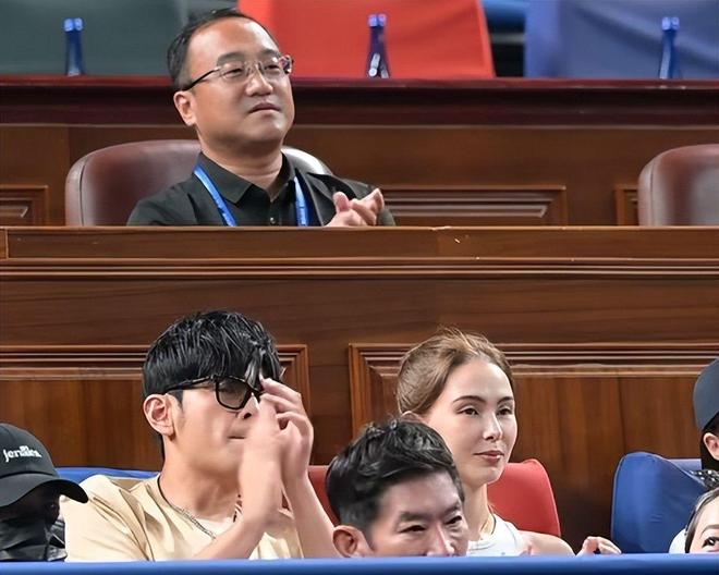 海大师赛昆凌骨相愈发消瘦老公比他大一圈AG真人百家家乐平台周杰伦夫妻现身上