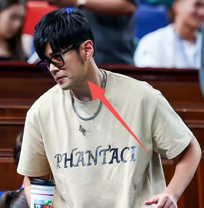 海大师赛昆凌骨相愈发消瘦老公比他大一圈AG真人百家家乐平台周杰伦夫妻现身上(图3)