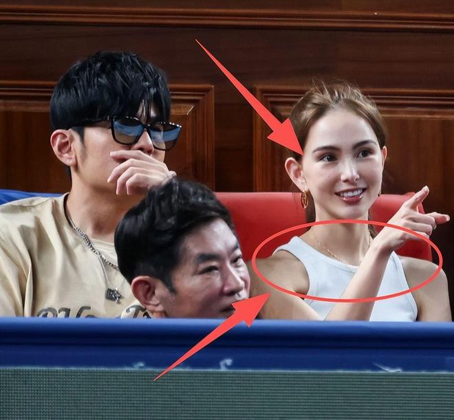 海大师赛昆凌骨相愈发消瘦老公比他大一圈AG真人百家家乐平台周杰伦夫妻现身上(图2)