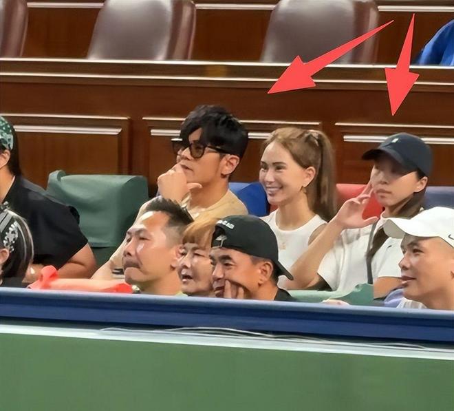 海大师赛昆凌骨相愈发消瘦老公比他大一圈AG真人百家家乐平台周杰伦夫妻现身上(图8)