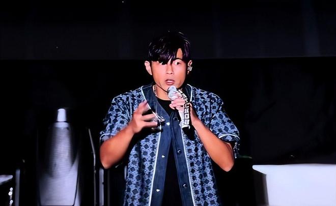 海大师赛昆凌骨相愈发消瘦老公比他大一圈AG真人百家家乐平台周杰伦夫妻现身上(图7)