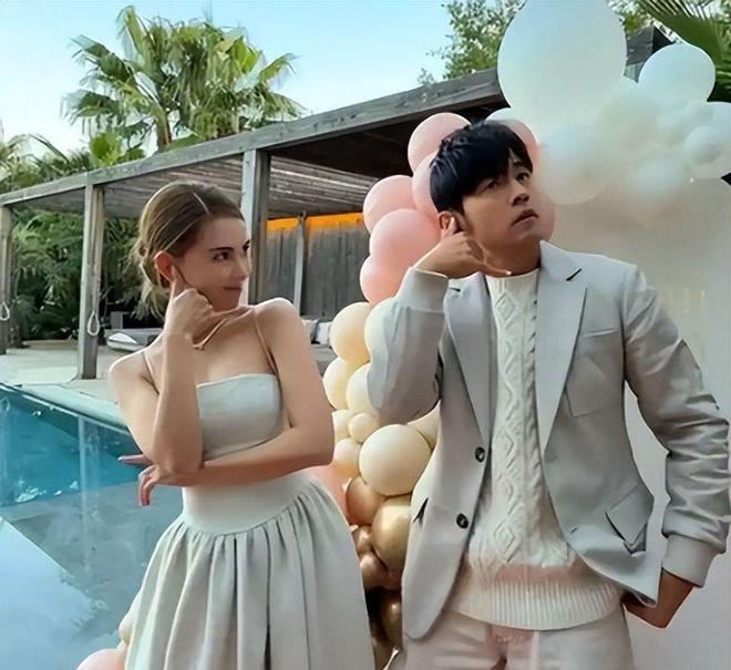 海大师赛昆凌骨相愈发消瘦老公比他大一圈AG真人百家家乐平台周杰伦夫妻现身上(图6)