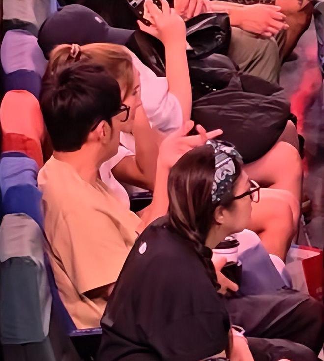 海大师赛昆凌骨相愈发消瘦老公比他大一圈AG真人百家家乐平台周杰伦夫妻现身上(图9)