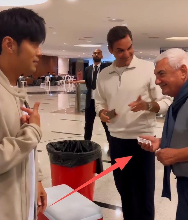 海大师赛昆凌骨相愈发消瘦老公比他大一圈AG真人百家家乐平台周杰伦夫妻现身上(图10)