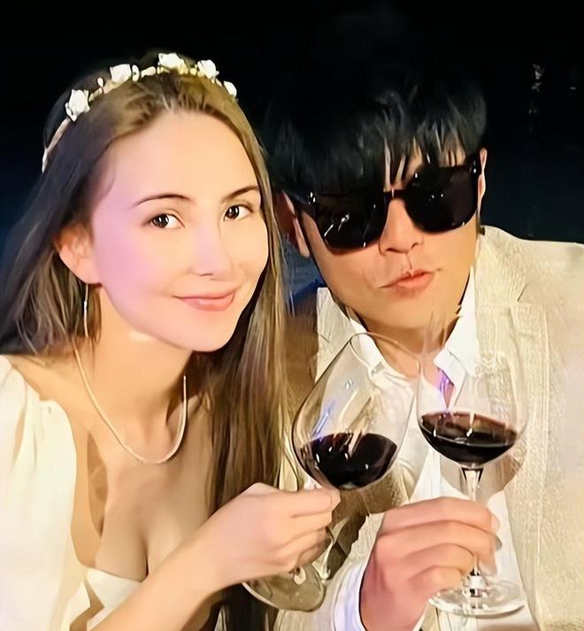 海大师赛昆凌骨相愈发消瘦老公比他大一圈AG真人百家家乐平台周杰伦夫妻现身上(图15)