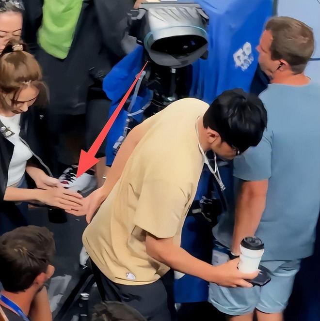 海大师赛昆凌骨相愈发消瘦老公比他大一圈AG真人百家家乐平台周杰伦夫妻现身上(图13)